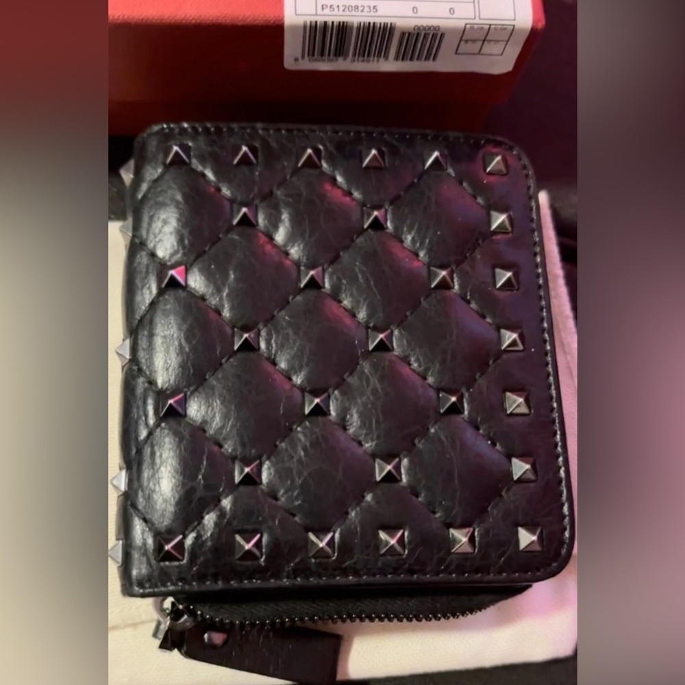 Valentino Garavani Rockstud Bifold Zip-Up Wallet Card Holder - Picture 4 of 16